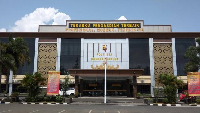 Peduli Sesama, Bhabinkamtibmas Polsek Teluk Betung Timur Bagikan Beras Kepada Warga Kurang Mampu